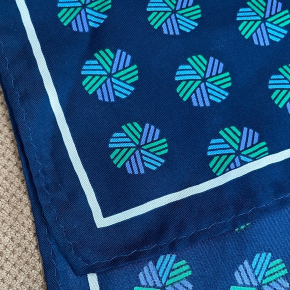 100% Silk Blue Pinwheel Geometric Shapes scarf - Picture 4 of 6